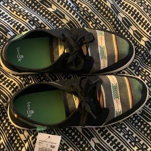 Womens/Men’s sanuk lace ups